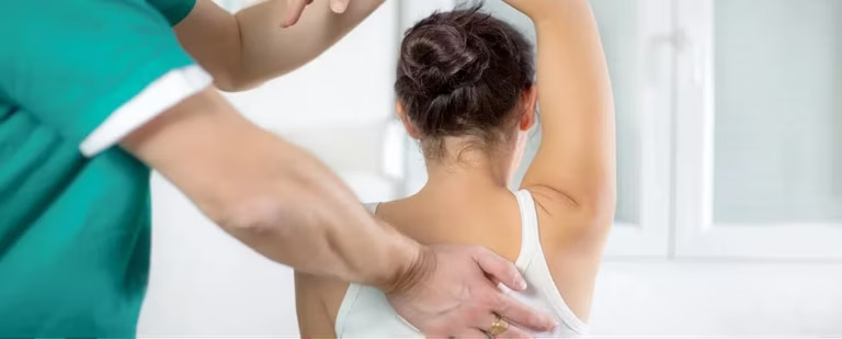 Chiropractor-help-with-upper-back-pain